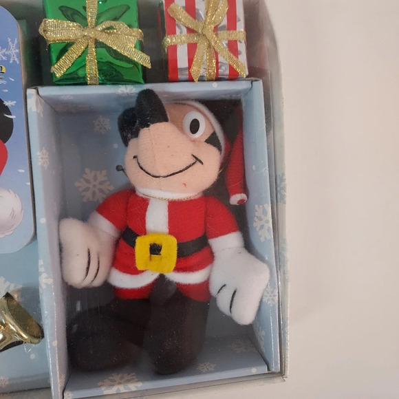 Mickey Mouse A Christmas Surprise - A Book and Ornaments Box Set - Picture 6 of 10